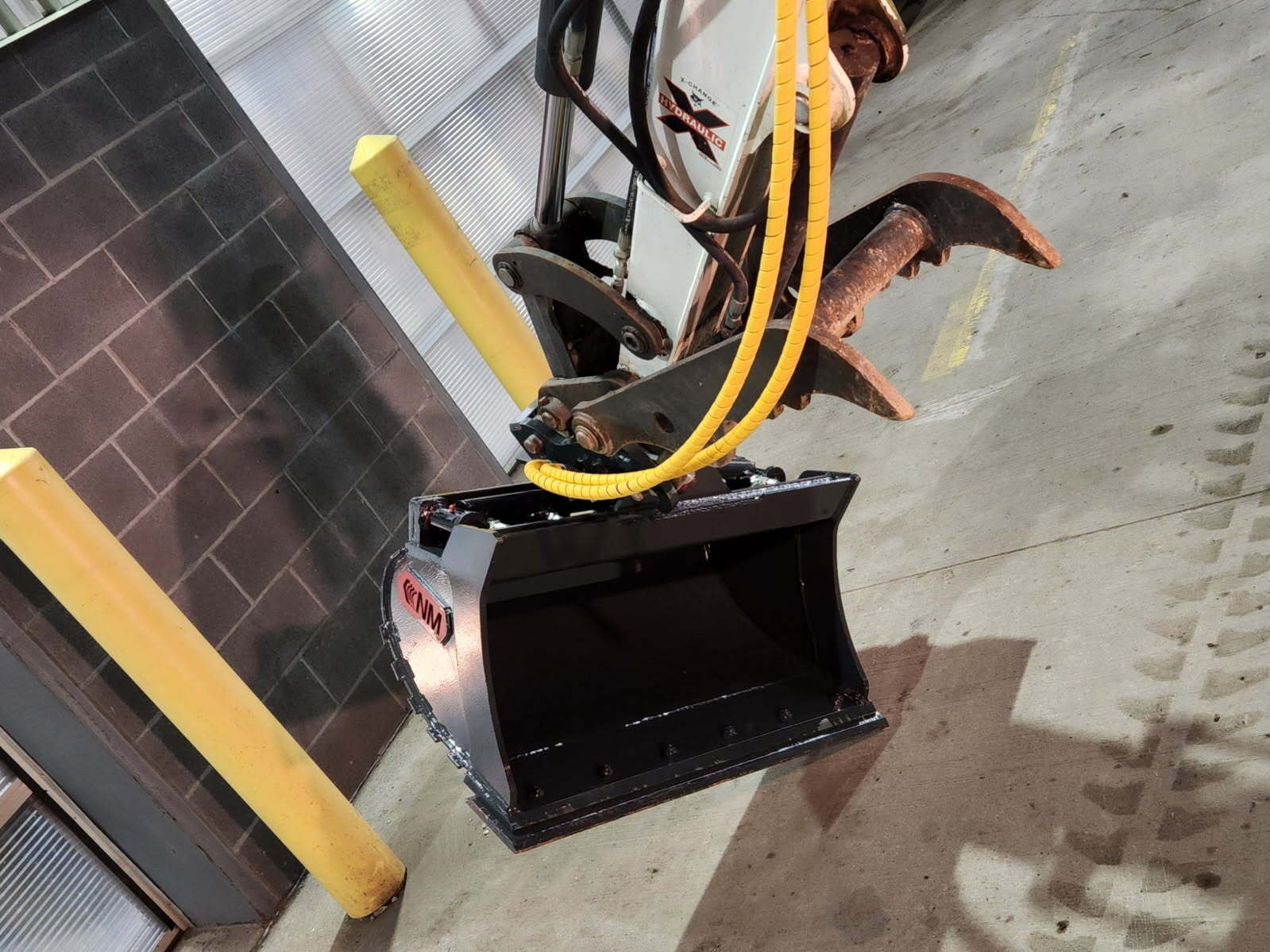 Hydraulic Tilt Bucket 2 Hydraulic Tilt Bucket - Image 2